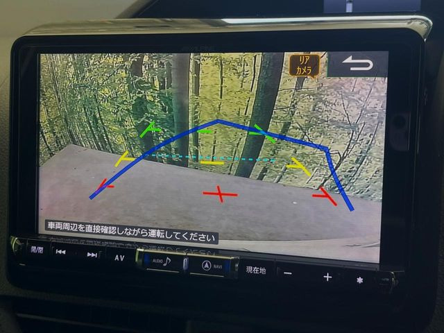 【バックカメラ】駐車時に後方がリアルタイム映像で確認できます。大型商業施設や立体駐車場での駐車時や、夜間のバック時に大活躍!運転スキルに関わらず、今や必須となった装備のひとつです!
