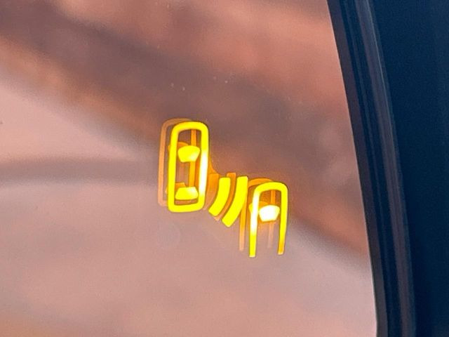 【ブラインドスポットモニター】走行中、ドアミラーの死角になりやすい箇所に後続車が接近するとサイドミラーのレンズに警告を表示!ドライバーに注意喚起をしてくれます。