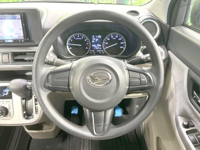 �C���e���A�ɍ��킹���f�U�C���̃X�e�A�����O�́A�^�]�������̂��Ƃ��l���A�^�]���₷���`��A�傫���ł��B�����x�A���ۂɐG���Ă��m���߂��������B