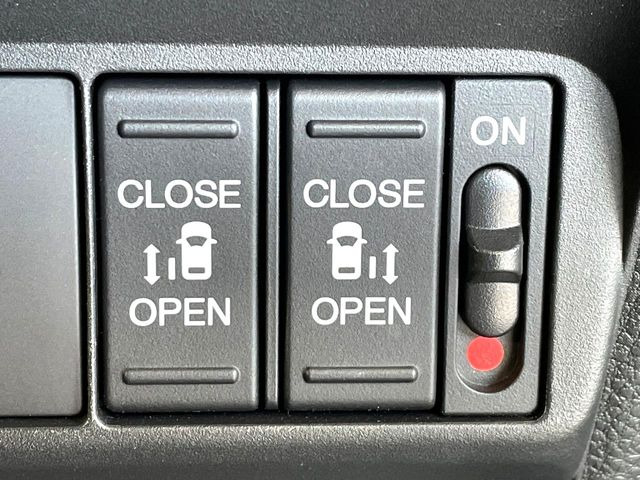【両側パワースライドドア】スマートキーや運転席のスイッチで後席両側スライドドアの開閉が可能♪電動だから力を入れてドアを開ける必要が無く、小さなお子様でも簡単に開け閉めでき快適です♪