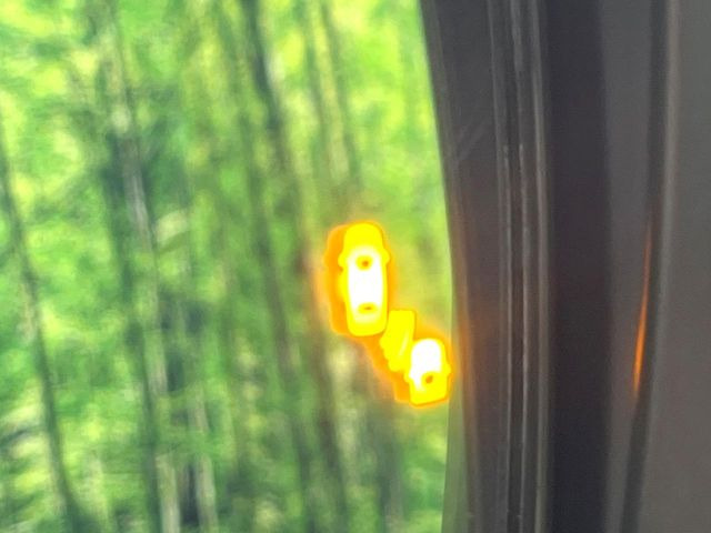 【後方車輛検知】走行中、ドアミラーの死角になりやすい箇所に後続車が接近するとサイドミラー付近に警告を表示、ドライバーに注意喚起をしてくれます。