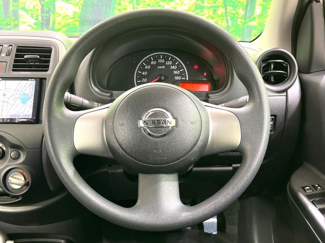 �C���e���A�ɍ��킹���f�U�C���̃X�e�A�����O�́A�^�]�������̂��Ƃ��l���A�^�]���₷���`��A�傫���ł��B�����x�A���ۂɐG���Ă��m���߂��������B