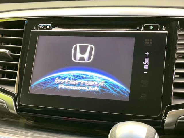 【メーカー純正ナビ】インテリアに溶け込むスタイリッシュな「専用設計」メーカーナビを装備♪視認性や操作性など基本性能にも優れ、より上質なカーライフをお楽しみいただけます。