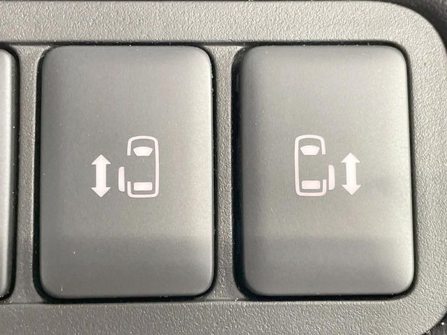 【両側パワースライドドア】スマートキーや運転席のスイッチで後席両側スライドドアの開閉が可能♪電動だから力を入れてドアを開ける必要が無く、小さなお子様でも簡単に開け閉めでき快適です♪