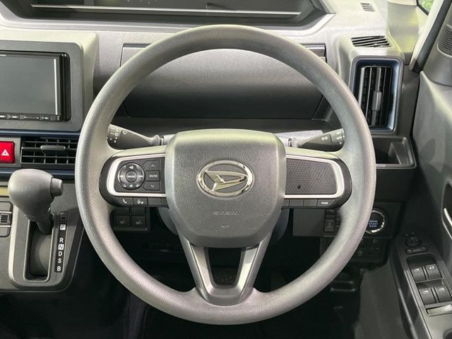 �C���e���A�ɍ��킹���f�U�C���̃X�e�A�����O�́A�^�]�������̂��Ƃ��l���A�^�]���₷���`��A�傫���ł��B�����x�A���ۂɐG���Ă��m���߂��������B