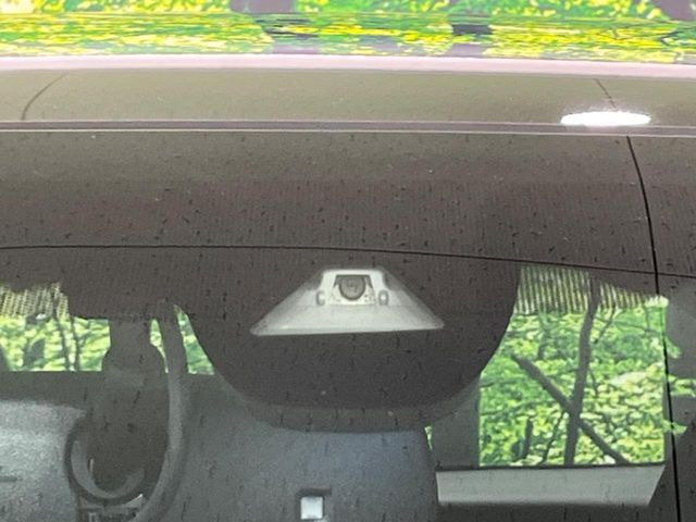 【ホンダセンシング】走行中に前方の車両等を認識し、衝突しそうな時は警報とブレーキで衝突回避と被害軽減をアシスト。より安全にドライブをお楽しみいただけます。