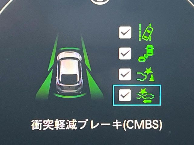【ホンダセンシング】走行中に前方の車両等を認識し、衝突しそうな時は警報とブレーキで衝突回避と被害軽減をアシスト。より安全にドライブをお楽しみいただけます。