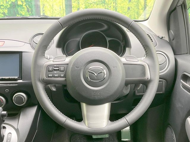 【純正革巻きステアリング】上質な革を使用することで、手にしっかり馴染みとても運転しやすいハンドルです♪