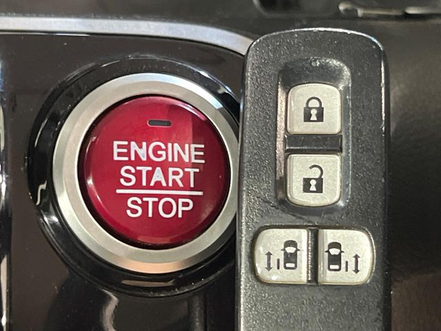 �yHonda�X�}�[�g�L�[�z�J�o����|�P�b�g�ɓ��ꂽ�܂܂ł��h�A�̎{���E�������\�ȃX�}�[�g�L�[�𑕔��B�G���W���̃I���E�I�t�����J�M�����o���K�v����������Ƃ��Ă��֗��ł���