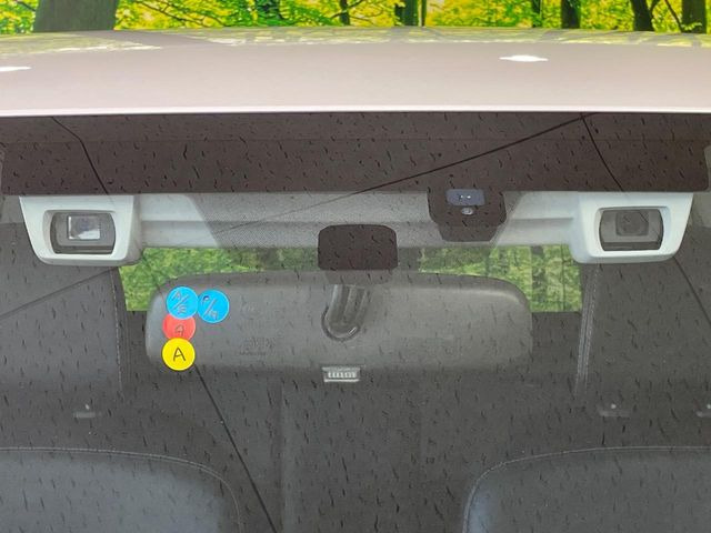 【アイサイトVer2】前方の車両等を検知し、衝突しそうな時は警報で注意を促し、ブレーキを踏む力をサポート。ブレーキを踏めなかった場合は衝突被害軽減ブレーキが作動、衝突回避をサポートします。