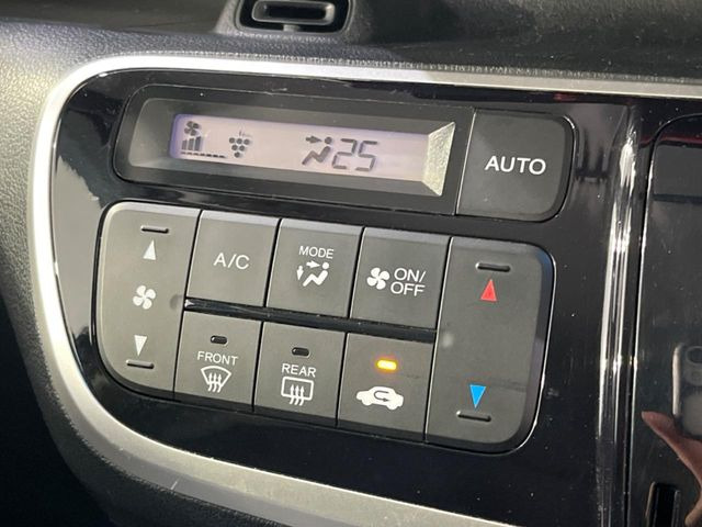 【オートエアコン】一度お好みの温度に設定すれば、車内の温度を検知し風量や温度を自動で調整。暑い&hellip;寒い&hellip;と何度もスイッチ操作をする必要はありません。快適な車内空間には必須の機能ですね♪