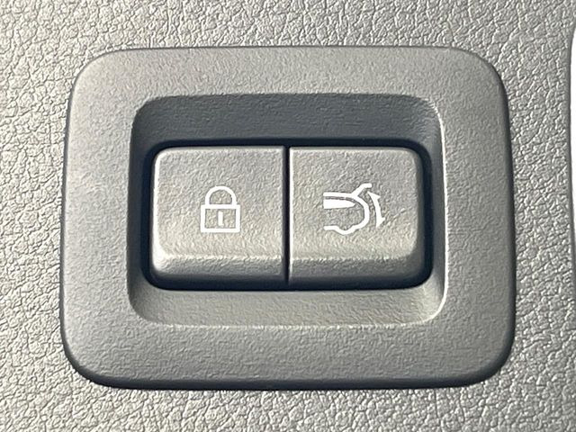 【パワーバックドア】スマートキーや運転席のボタンを押すだけでリアゲートが自動で開閉します!荷物を持っている時や、高い位置にあるバックドアを閉める際に便利な機能です♪