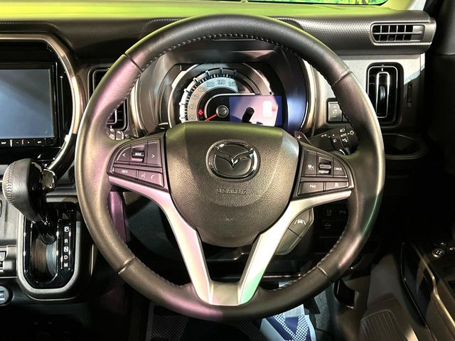 【パドルシフト】ハンドルから手を離さずに素早くシフトアップ&ダウンができるので、エンジンブレーキを使う下り坂や高速道路の合流で加速したい場面で役立ちます。