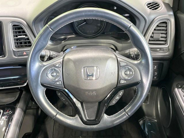 インテリアに合わせたデザインのステアリングは、運転される方のことも考え、運転しやすい形状、大きさです。是非一度、実際に触ってお確かめください。