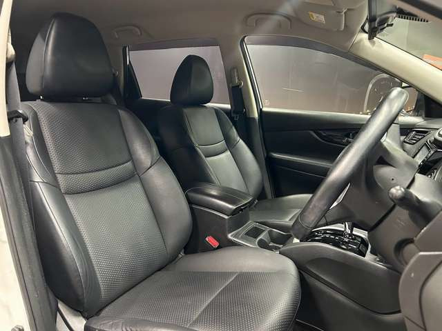 運転席も広々としており運転しやすい環境を実現しています☆室内クリーニングも実施済みです。