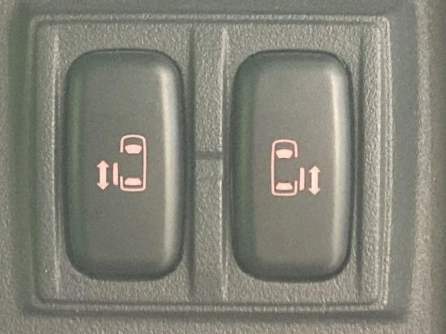【両側パワースライドドア】スマートキーや運転席のスイッチで後席両側スライドドアの開閉が可能♪電動だから力を入れてドアを開ける必要が無く、小さなお子様でも簡単に開け閉めでき快適です♪
