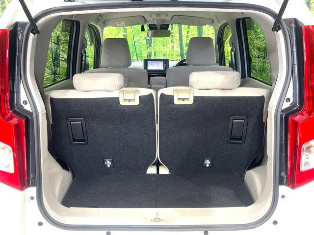 普段のお買い物や通勤、送迎等に十分な荷室スペースを確保しております。セカンドシートを倒すと、大きな荷物の積載も可能です♪