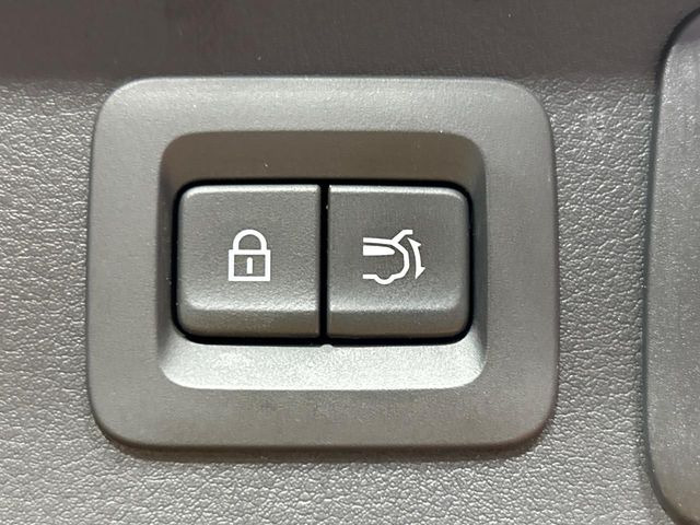 【パワーバックドア】スマートキーや運転席のボタンを押すだけでリアゲートが自動で開閉します!荷物を持っている時や、高い位置にあるバックドアを閉める際に便利な機能です♪