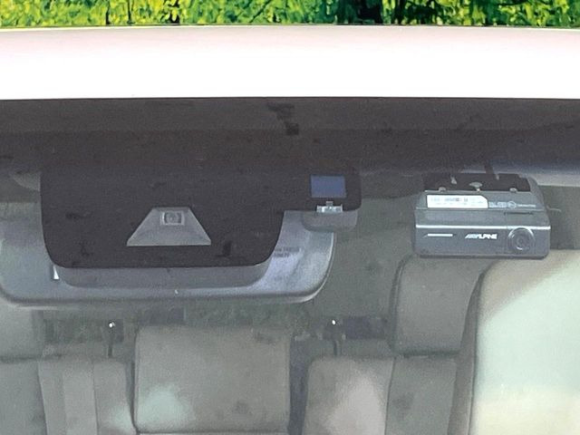 【トヨタセーフティセンス】走行中に前方の車両等を認識し、衝突しそうな時は警報とブレーキで衝突回避と被害軽減をアシスト。より安全にドライブをお楽しみいただけます。