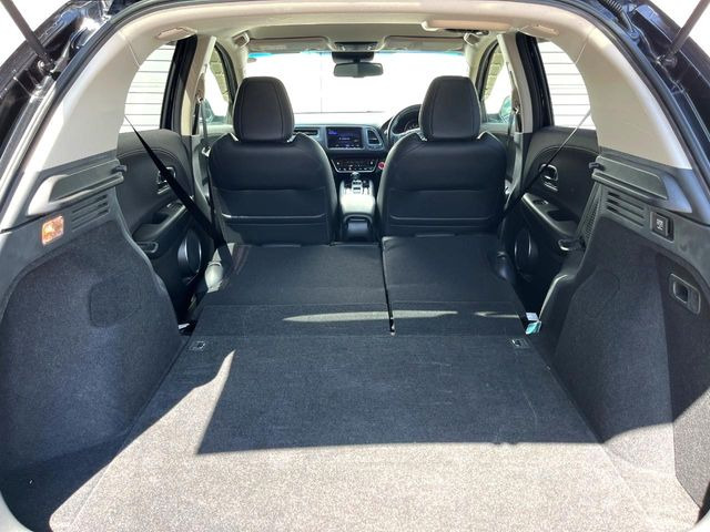 普段のお買い物や通勤、送迎等に十分な荷室スペースを確保しております。セカンドシートを倒すと、大きな荷物の積載も可能です♪