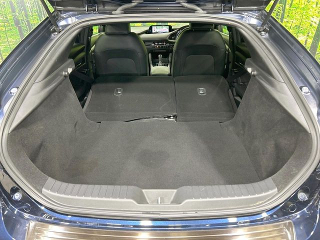 後席を格納すると、これだけの広さが!シーンに合わせたシートアレンジで、大きな荷物も積むことが出来ます♪