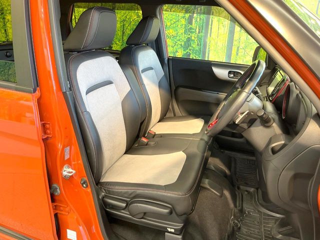 運転席シート廻りは使用感も少なく、良好な状態となっています。前オーナー様が丁寧に使っていたことがよくわかりますね。