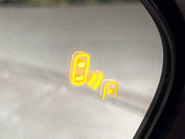 【ブラインドスポットモニター】走行中、ドアミラーの死角になりやすい箇所に後続車が接近するとサイドミラーのレンズに警告を表示!ドライバーに注意喚起をしてくれます。