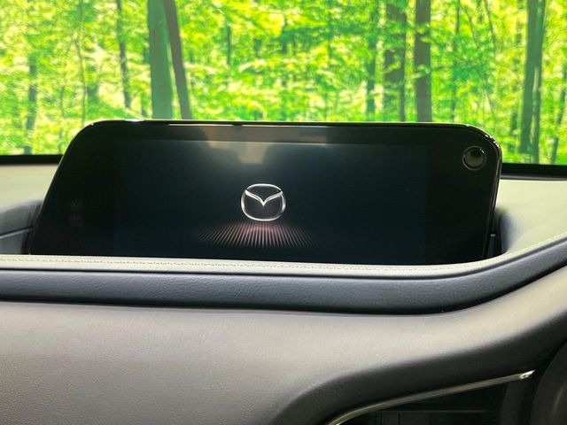 【8.8インチマツダコネクト】車内の雰囲気にマッチした大型のディスプレイ。スマホ接続でのナビ使用やBluetooth再生等、様々な機能が楽しめます。直感的なダイヤル操作が可能で、使い勝手も良好です。