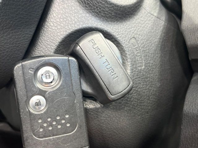 【Hondaスマートキー】カバンやポケットに入れたままでもドアの施錠・解錠が可能なスマートキーを装備。エンジンのオン・オフ時もカギを取り出す必要が無いからとっても便利です♪