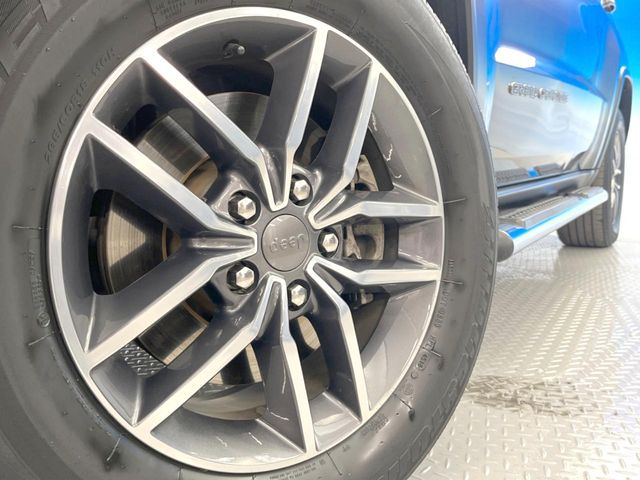 ●純正18インチアルミホイール:輸入車ならではの卓越した走りを支えるホイールと足回りです!日本車の走りに慣れている方にもぜひ体感して頂きたいほど、高いレベルでまとまっています!