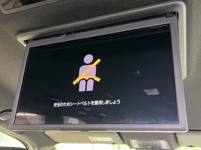 【14型有機ELフリップダウン】三列目からでも迫力のエンタメが観れる大画面フリップダウン。有機ELのモニターでは、一般的なフリップダウンよりも高コントラストでキレイな映像を楽しめます。