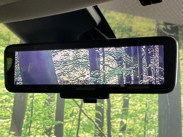 【インテリジェントルームミラー】後席の大きな荷物や同乗者で後方が確認しづらい時でも安心!カメラが撮影した車両後方の映像をルームミラー内に表示。クリアな視界で状況の確認が可能です!