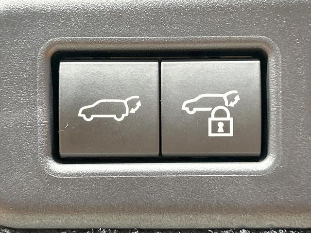 【パワーバックドア】スマートキーや運転席のボタンを押すだけでリアゲートが自動で開閉します!荷物を持っている時や、高い位置にあるバックドアを閉める際に便利な機能です♪