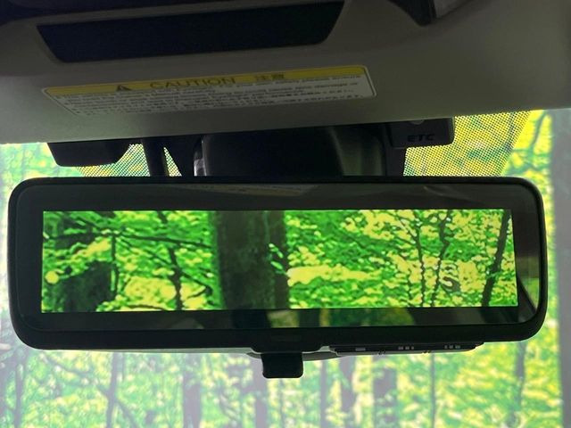 【スマートリヤビューミラー】後席の大きな荷物や同乗者で後方が確認しづらい時でも安心!カメラが撮影した車両後方の映像をルームミラー内に表示。クリアな視界で状況の確認が可能です!
