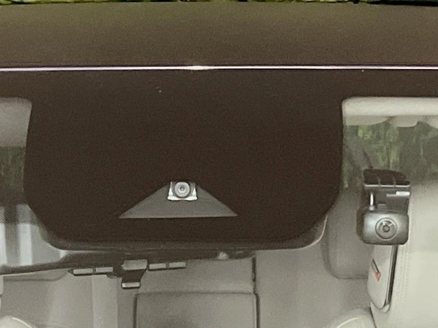 【エマージェンシーブレーキ】走行中に前方の車両等を認識し、衝突しそうな時は警報とブレーキで衝突回避と被害軽減をアシスト。より安全にドライブをお楽しみいただけます。