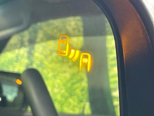 【ブラインドスポットワーニング】走行中、ドアミラーの死角になりやすい箇所に後続車が接近するとサイドミラー付近に警告を表示、ドライバーに注意喚起をしてくれます。