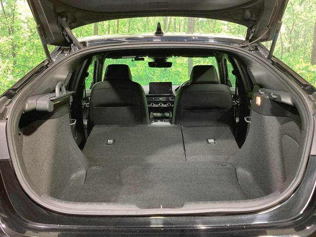 後席を格納すると、これだけの広さが!シーンに合わせたシートアレンジで、大きな荷物も積むことが出来ます♪
