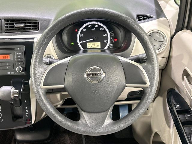 �C���e���A�ɍ��킹���f�U�C���̃X�e�A�����O�́A�^�]�������̂��Ƃ��l���A�^�]���₷���`��A�傫���ł��B�����x�A���ۂɐG���Ă��m���߂��������B