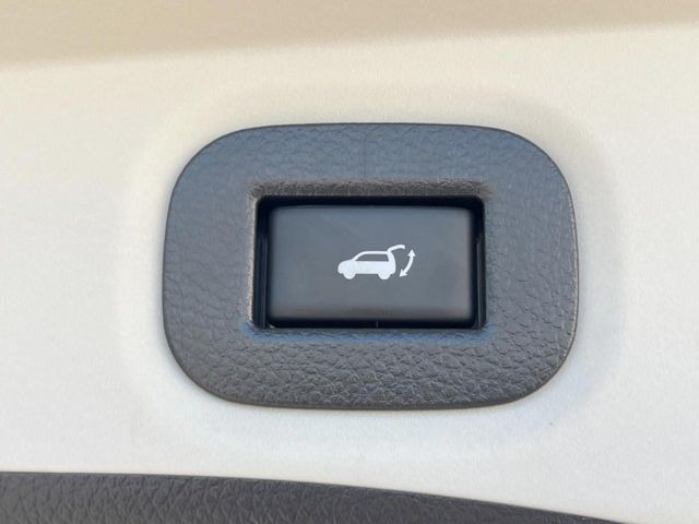 【パワーバックドア】スマートキーや運転席のボタンを押すだけでリアゲートが自動で開閉します!荷物を持っている時や、高い位置にあるバックドアを閉める際に便利な機能です♪