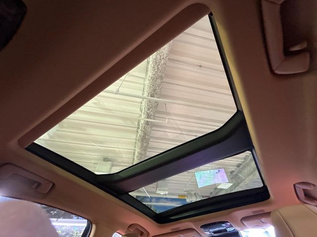 【サンルーフ】開放感たっぷりの希少装備、サンルーフが装着されています!車内に明かりを取り入れたり景色を楽しむ以外にも、車内の空気も簡単に換気できて快適です!