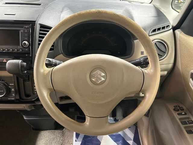 インテリアに合わせたデザインのステアリングは、運転される方のことも考え、運転しやすい形状、大きさです。是非一度、実際に触ってお確かめください。