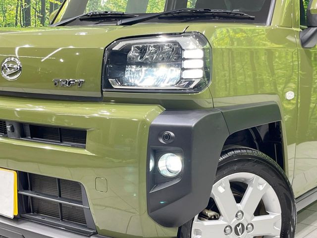 【LEDヘッドライト】悪天候や夜間走行時も良好な視界を確保し安心して運転できる高輝度LEDヘッドライトを装備!点灯速度が早く、消費電力も抑えられています。