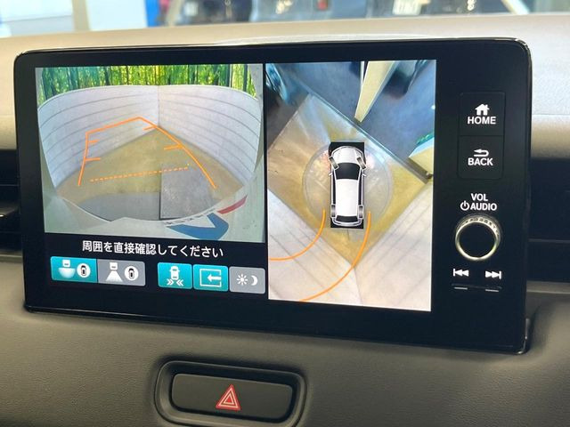 【マルチビューカメラシステム】専用のカメラにより、上から見下ろしたような視点で360度クルマの周囲を確認することができます☆死角部分も確認しやすく、狭い場所での切り返しや駐車もスムーズに行えます。