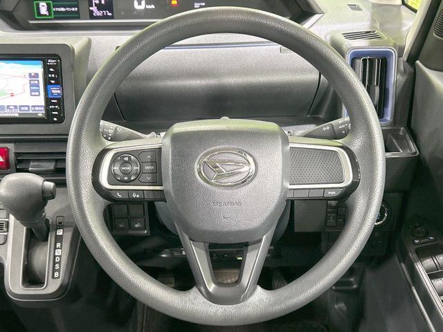 インテリアに合わせたデザインのステアリングは、運転される方のことも考え、運転しやすい形状、大きさです。是非一度、実際に触ってお確かめください。