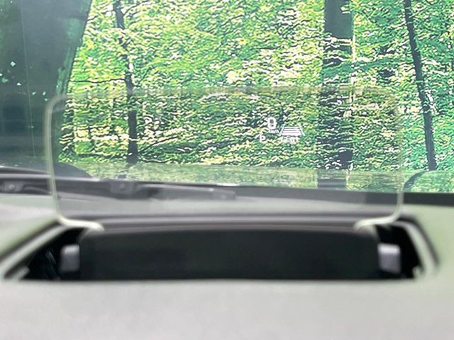 【ヘッドアップディスプレイ】現在の速度や走行情報をデジタル表示で運転席前方のガラスに投影!運転中、目線をずらさず必要な情報を確認できるのでとっても便利で安心!