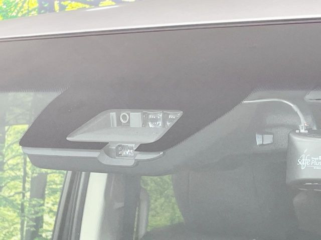 【三菱e-Assist】走行中に前方の車両等を認識し、衝突しそうな時は警報とブレーキで衝突回避と被害軽減をアシスト。より安全にドライブをお楽しみいただけます。