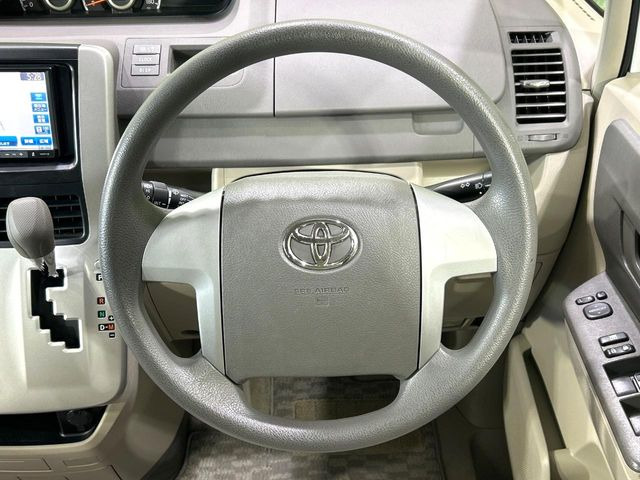 インテリアに合わせたデザインのステアリングは、運転される方のことも考え、運転しやすい形状、大きさです。是非一度、実際に触ってお確かめください。
