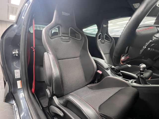 全てのお車が屋内にあるわけでは御座いませんので、来店前に事前連絡をお願い致します。