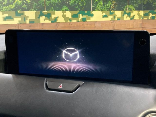【12.3インチマツダコネクト】車内の雰囲気にマッチした大型ディスプレイ。スマホ接続でのナビ使用やBluetooth再生等、様々な機能が楽しめます。直感的なダイヤル操作が可能で、使い勝手も良好です。