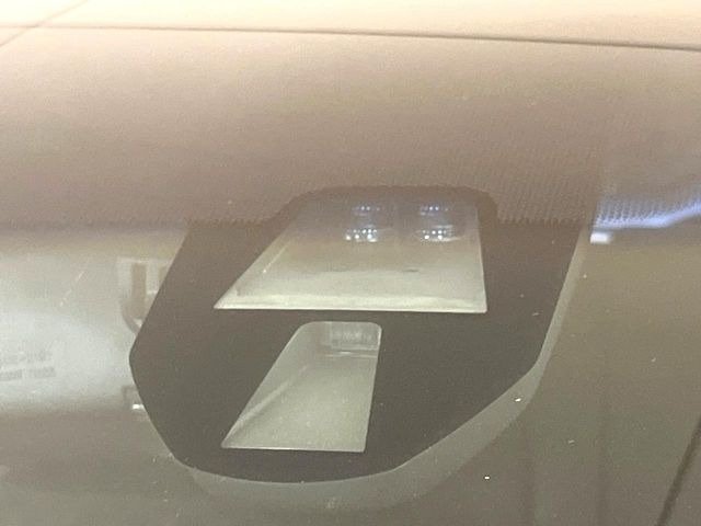 【シティブレーキアクティブシステム】低速走行中に前方の車両等を認識し、衝突しそうな時は警報とブレーキで衝突回避と被害軽減をアシスト。より安全にドライブをお楽しみいただけます。